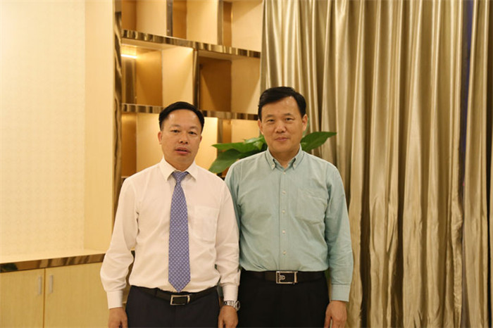 恒大材料公司董事長餘偉橋與91香蕉在线视频公司董事長葉榮恒在“一對一”交流會上合影.jpg